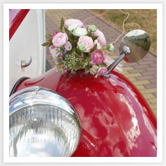 kwiaty na samochód do ślubu